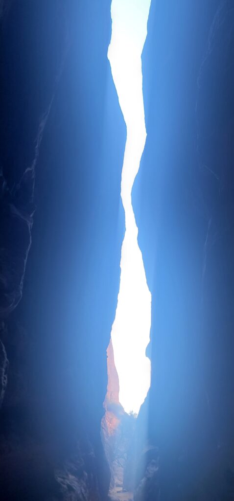 narrow area between two rocks