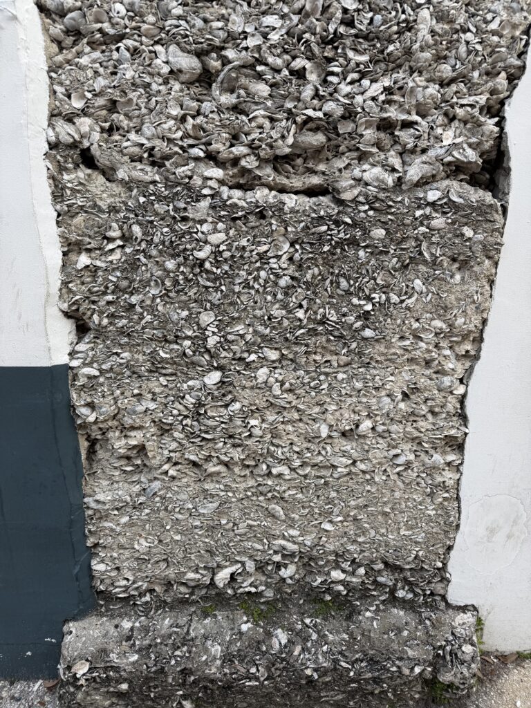 Wall pillar of shells